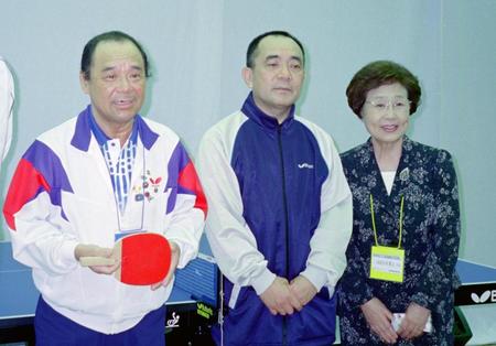 　らくご卓球クラブ１５周年記念で笑顔を見せる（左から）林家こん平さん、三遊亭小三遊、海老名香葉子さん＝２００２年５月