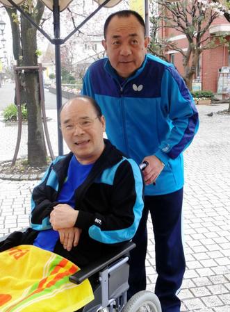 　三遊亭小遊三（右）に車椅子を押してもらい笑顔を見せる林家こん平さん＝２０１５年４月