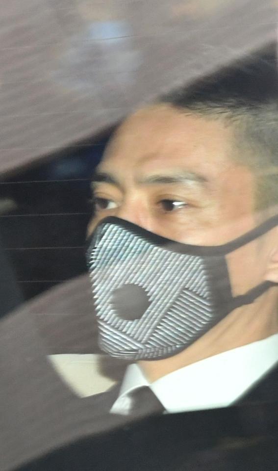 有罪判決を受け、車で引き揚げる伊勢谷友介被告＝東京地裁（撮影・西岡正）