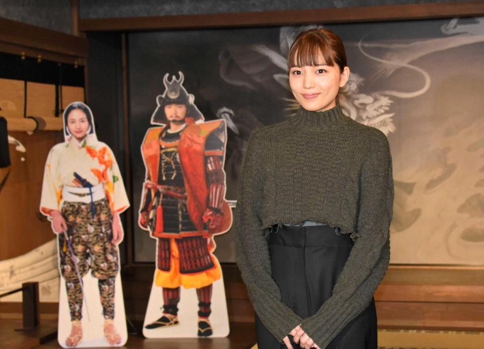 　岐阜市歴史博物館の大河ドラマ館を見学する川口春奈