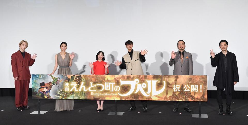 　「映画　えんとつ町のプペル」初日舞台あいさつに登場した（左から）ＪＯ１・大平祥生、小池栄子、芦田愛菜、窪田正孝、廣田裕介監督、西野亮廣＝東京・ＴＯＨＯシネマズ六本木