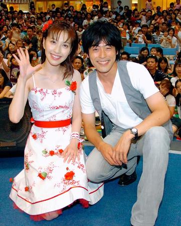 イベントで笑顔の今井ゆうぞうさん。左ははいだしょうこさん＝２００８年７月、千葉県船橋市