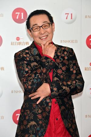 笑顔でポーズを決めるさだまさし＝東京・渋谷のＮＨＫホール（代表撮影）