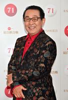 フォトセッションで笑顔を見せるさだまさし（代表撮影）