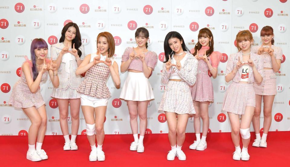 　リハーサル後に笑顔で撮影に応じるＮｉｚｉＵの（左から）ＭＡＹＵＫＡ、ＡＹＡＫＡ、ＭＡＫＯ、ＲＩＯ、ＲＩＭＡ、ＭＩＩＨＩ、ＲＩＫＵ、ＮＩＮＡ（代表撮影）