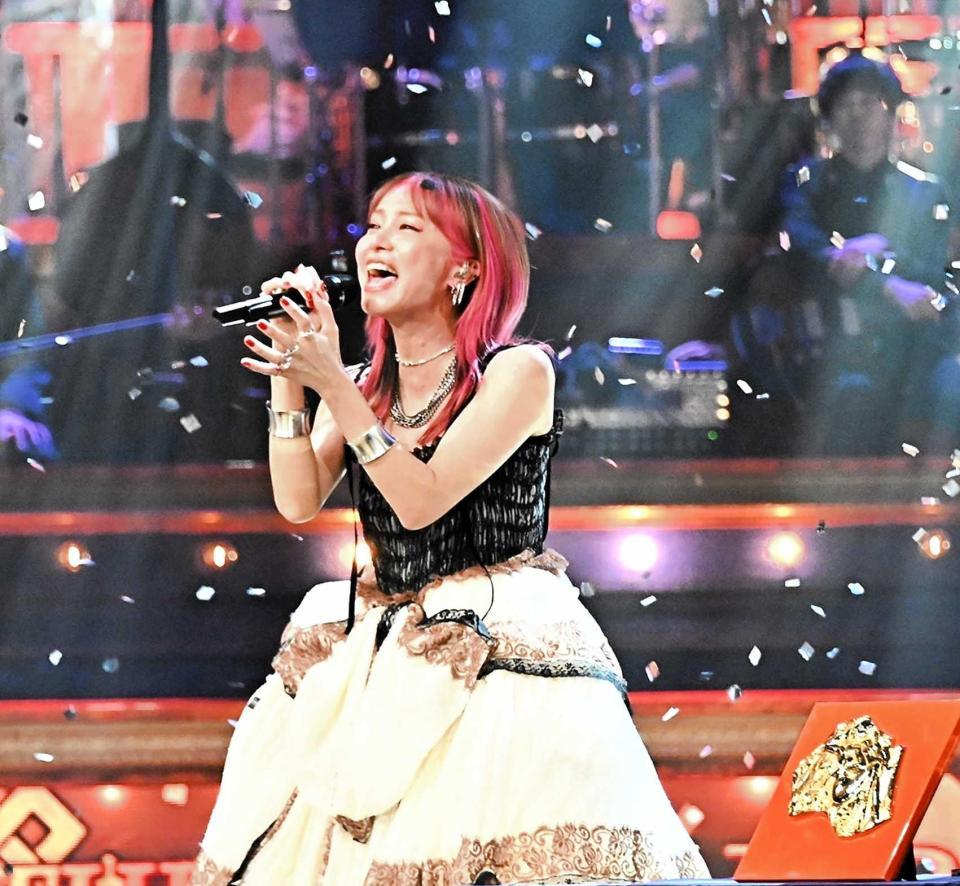 　日本レコード大賞を受賞し熱唱するＬｉＳＡ＝東京・新国立劇場（ｃ）ＴＢＳ