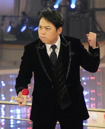 　ギネス記録を更新し、ガッツポーズする三山ひろし＝ＮＨＫホール