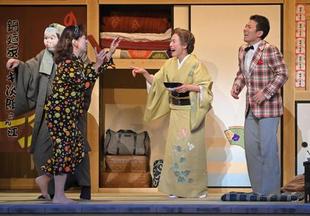 松竹の舞台で、藤山扇治郎（右端）らと熱演する久本雅美（右から２人目）＝京都・南座（撮影・高部洋祐）