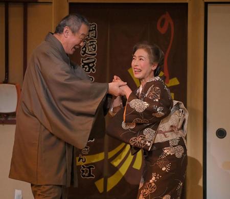松竹の舞台で、曽我廼家文童（左）と熱演する久本雅美＝京都・南座（撮影・高部洋祐）