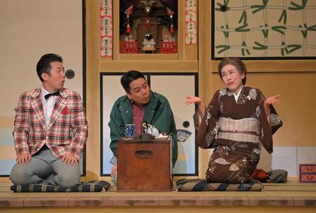 松竹の舞台で、藤山扇治郎（左）らと熱演する久本雅美（右）＝京都・南座（撮影・高部洋祐）