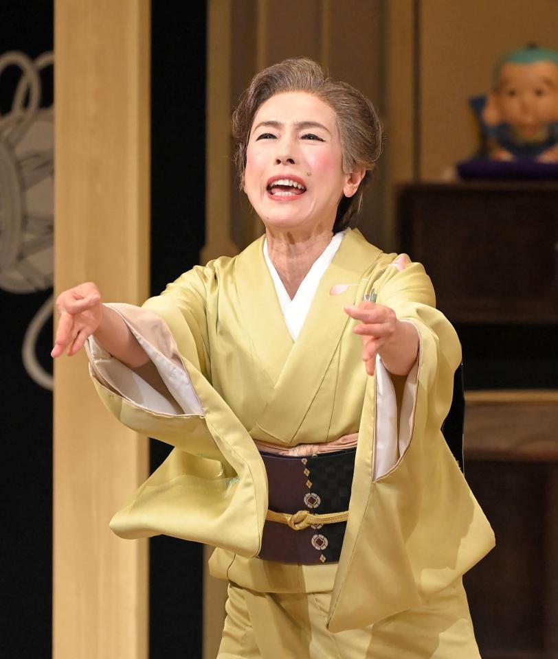 舞台後、観客に「よろ乳首！」とあいさつする久本雅美＝京都・南座（撮影・高部洋祐）