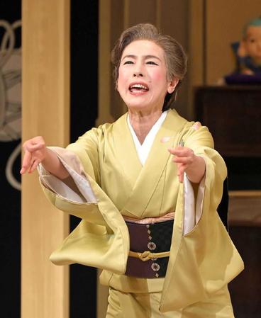 　「よろチクビ～！」と持ちネタであいさつする久本雅美＝京都・南座