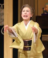 　「よろチクビ～！」と持ちネタであいさつする久本雅美＝京都・南座