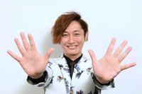 　手相を見せる純烈の後上翔太（撮影・堀内翔）