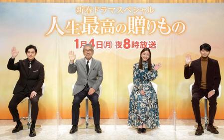 　ドラマの制作発表に登壇した（左から）勝地涼、寺尾聰、石原さとみ、向井理