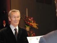 　香住区中央公民館で名誉町民証を受ける福本清三さん＝２０１４年撮影