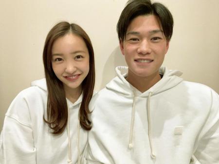 結婚を発表した板野友美とヤクルト・高橋奎二投手