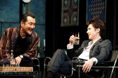 　「スルース～探偵～」で熱演する吉田鋼太郎（左）と柿澤勇人（撮影：渡部孝弘）