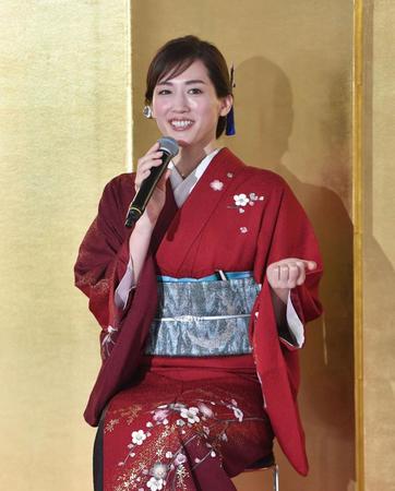 ドラマでのエピソードを語る綾瀬はるか＝東京・阿佐ヶ谷神明宮（撮影・西岡正）