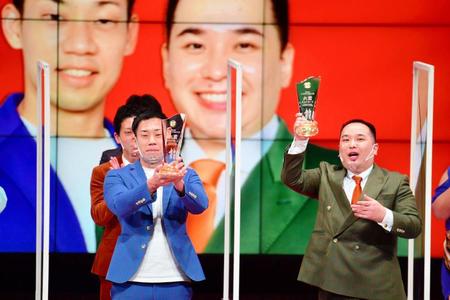 上方漫才協会大賞に輝いたミルクボーイの駒場孝（左）と内海崇