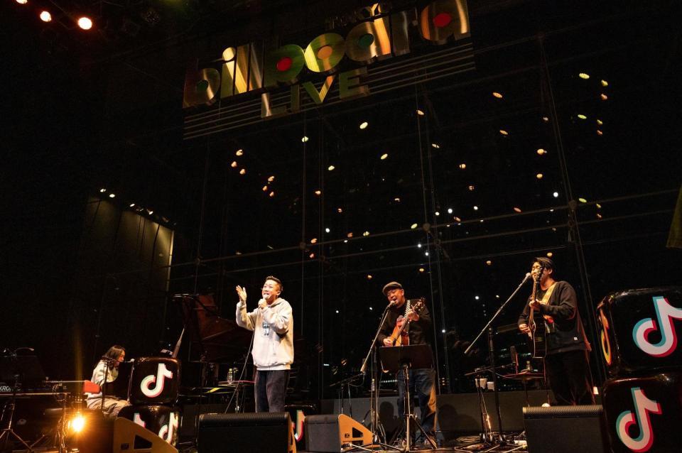 配信ライブ「ＬＩＶＥ　ＢＥＡＣＯＮ　２０２１」に出演した瑛人（Ｐｈｏｔｏ　ｂｙ　Ｍａｓａｎｏｒｉ　Ｎａｒｕｓｅ）