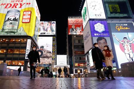 大阪・ミナミのマスク姿の人たち。政府は関西３府県に緊急事態宣言を再発令する方向で調整に入った＝11日午後８時34分