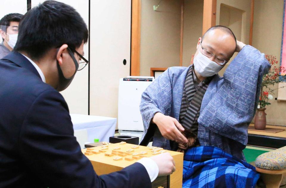 　第１局で永瀬拓矢王座（左）に先勝し、対局を振り返る渡辺明王将（代表撮影）