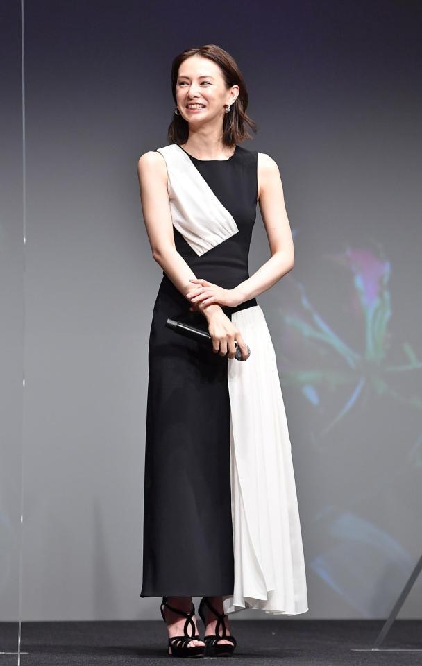 北川景子 白 黒ドレスで魅了 髪３０センチ切り役作り ずっと切りたくて 芸能 デイリースポーツ Online