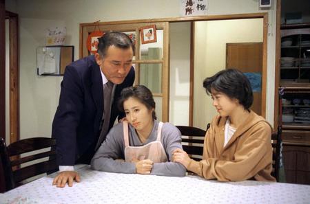 ドラマ「天までとどけ」パート１に出演した綿引勝彦さん、中央は岡江久美子さん、右は若林しほ＝１９９１年放送（Ｃ）ＴＢＳ