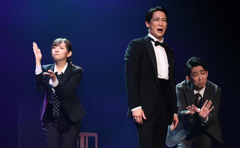 息の合った演技を見せる（左から）新内眞衣、味方良介、石田明＝東京・新宿の紀伊國屋ホール（撮影・園田高夫）