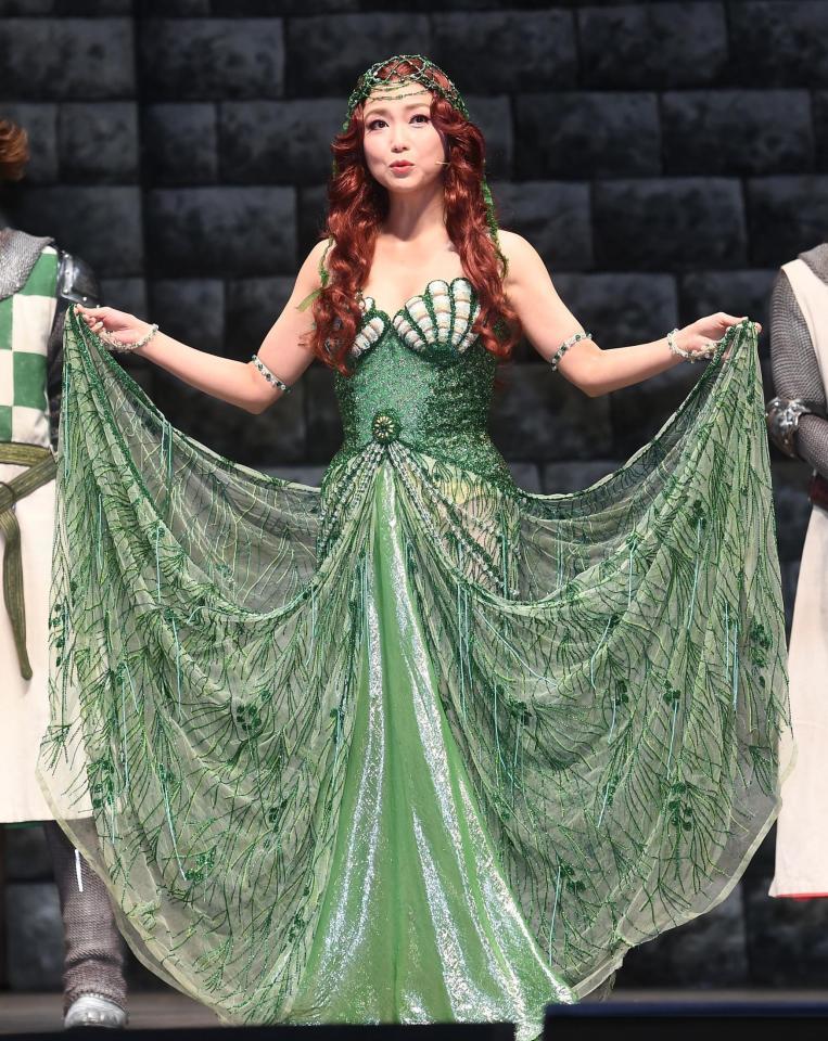 　ミュージカルの開幕直前取材で豪華な衣装を披露した新妻聖子＝東京・池袋の東京建物ＢｒｉｌｌｉａＨＡＬＬ（撮影・高石航平）