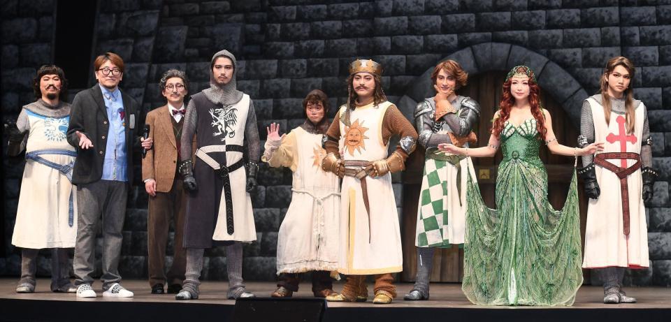 　ミュージカルの開幕直前取材に出席した（左から）シソンヌ・長谷川忍、福田雄一監督、シソンヌ・じろう、賀来賢人、矢本悠馬、山田孝之、小関裕太、新妻聖子、三浦宏規＝東京・池袋の東京建物ＢｒｉｌｌｉａＨＡＬＬ（撮影・高石航平）