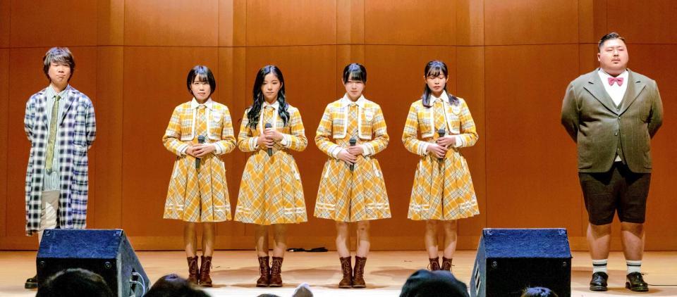 　神戸震災復興ライブに出演した（左から）ハジ→、ＫＯＢｅｒｒｉｅＳ♪の小形優莉、花城沙弥、古川莉子、大出姫花、Ｂｉｇｆｕｍｉ＝神戸市内