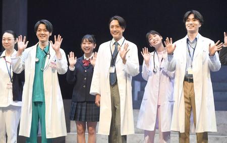　舞台「ドクター・ブルー～いのちの距離～」に出演する（前列左から）室龍太、内博貴、松下優也