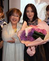 　娘の石井聖子（右）の新曲発表会に同席した坂本スミ子さん＝２０１１年６月