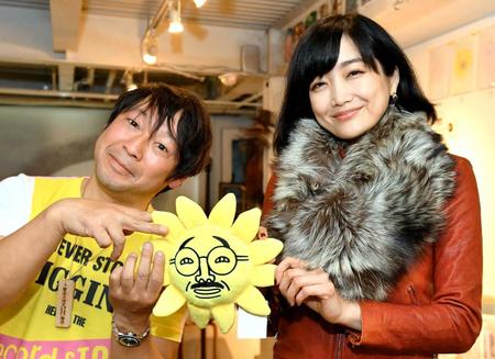 　島田角栄監督と「おっ！サン」の人形を手に笑顔