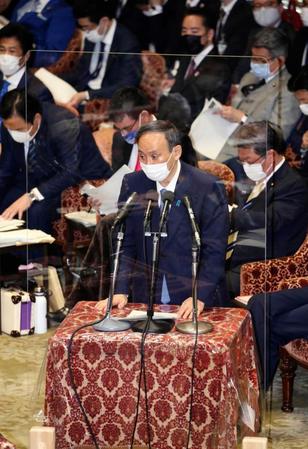 　演台の前にアクリル板を置き、衆院予算委で答弁する菅首相