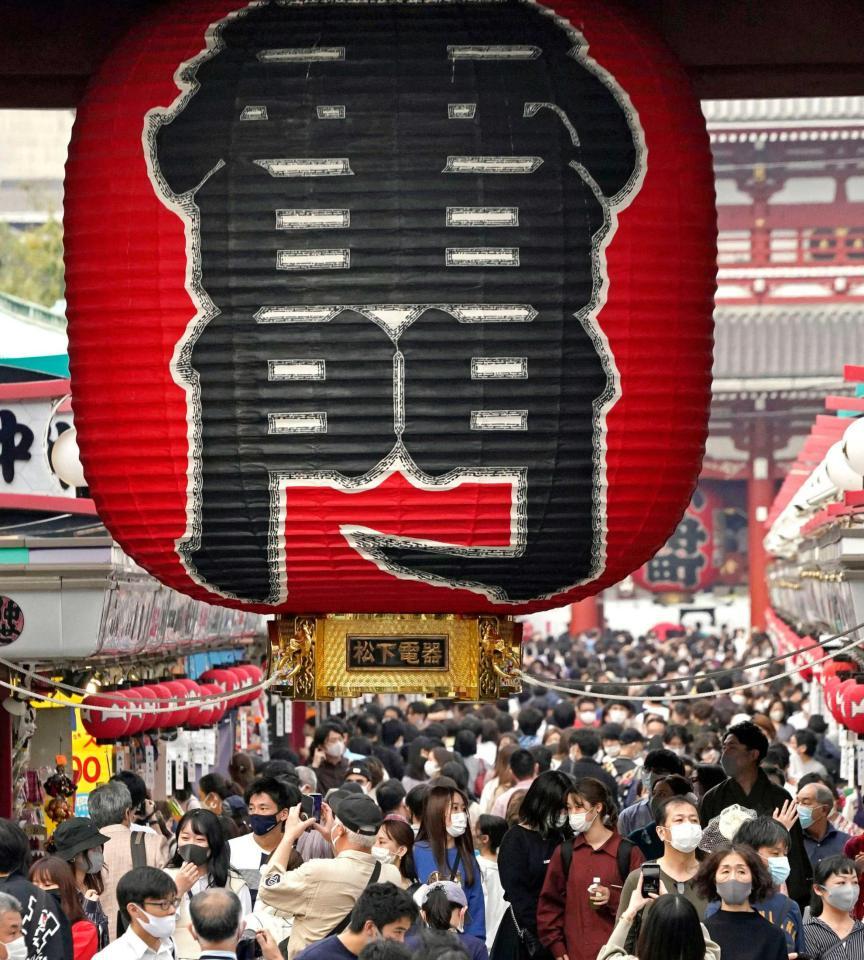 　大勢の観光客と雷門　「Ｇｏ　Ｔｏ　トラベル」の対象に東京が追加されて初の週末を迎え、大勢の観光客でにぎわう東京・浅草の雷門＝１０月