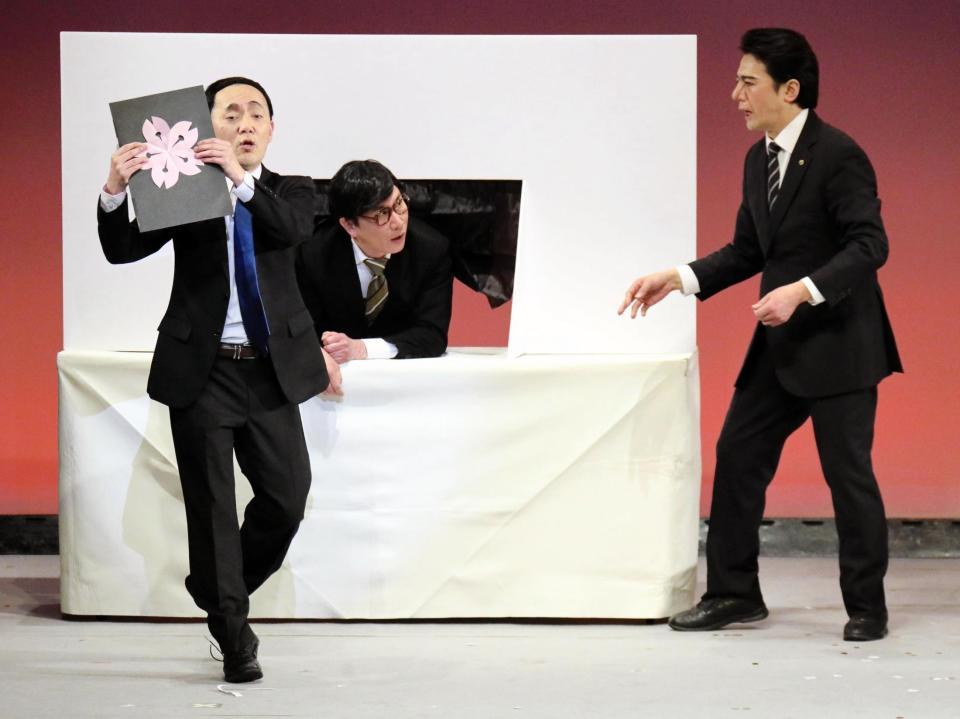 ザ・ニュースペーパーが演じるスガ総理（左）と安倍シンゾウ前首相（右）