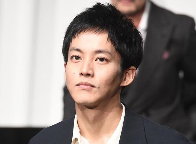 松坂桃李 結婚させてもらいました 戸田恵梨香との結婚を照れ笑顔で報告 芸能 デイリースポーツ Online