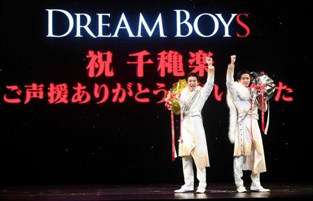 　千秋楽を迎え、花束を手に拳を突き上げる岸優太（左）と神宮寺勇太＝東京・帝国劇場（撮影・高石航平）