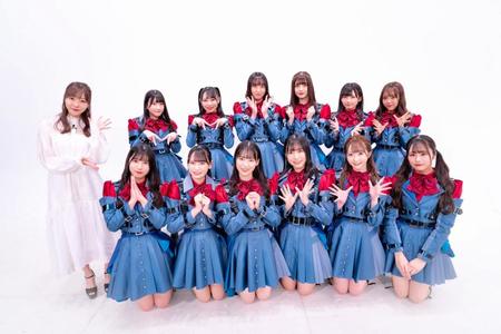 ４月７日のメジャーデビューが決まった≠ＭＥの（前列左から）指原莉乃プロデューサー、河口夏音、鈴木瞳美、冨田菜々風、蟹沢萌子、谷崎早耶、尾木波菜（後列左から）櫻井もも、本田珠由記、川中子奈月心、菅波美玲、永田詩央里、落合希来里