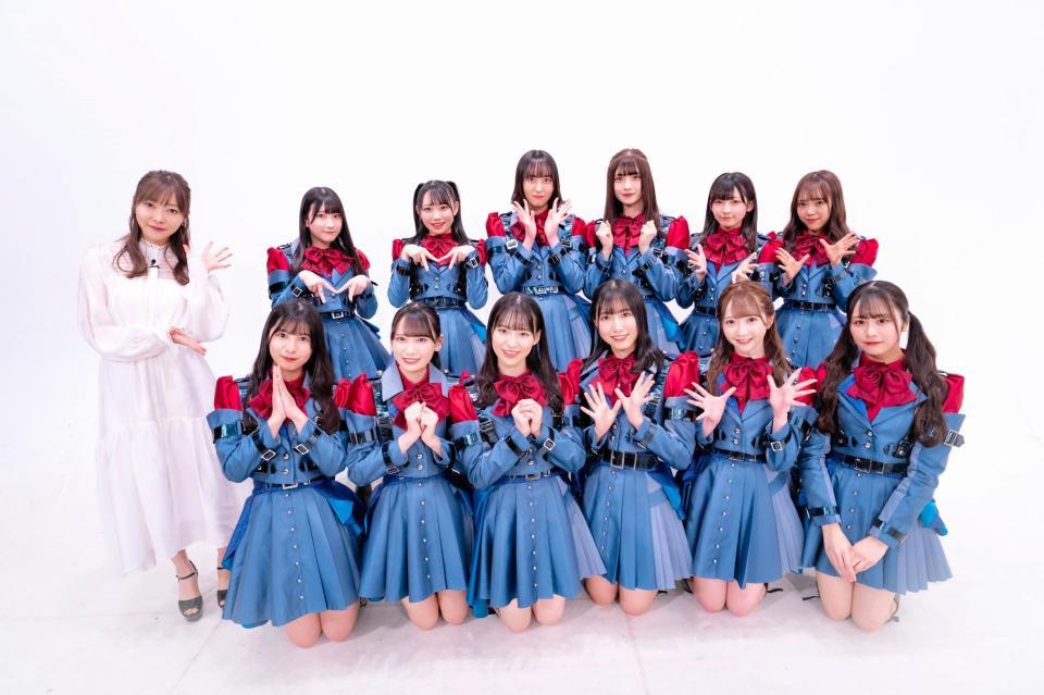 ４月７日のメジャーデビューが決まった≠ＭＥの（前列左から）指原莉乃プロデューサー、河口夏音、鈴木瞳美、冨田菜々風、蟹沢萌子、谷崎早耶、尾木波菜（後列左から）櫻井もも、本田珠由記、川中子奈月心、菅波美玲、永田詩央里、落合希来里
