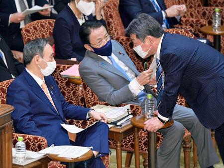 参院予算委に臨む（左から）菅首相、麻生財務相、茂木外相