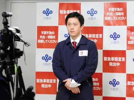 質問に答える吉村洋文大阪府知事＝２９日、府庁
