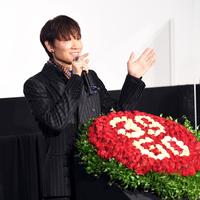 １月２６日に３９歳の誕生日を迎え、スタッフから花束を贈られた綾野剛＝ＴＯＨＯシネマズ六本木ヒルズ（撮影・佐藤厚）