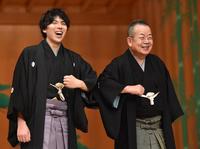 　笑顔で肘タッチを交わす野村太一郎（左）と桂文珍（撮影・西岡正）