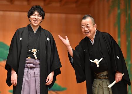 　舞台上でポーズを決める野村太一郎（左）と桂文珍（撮影・西岡正）