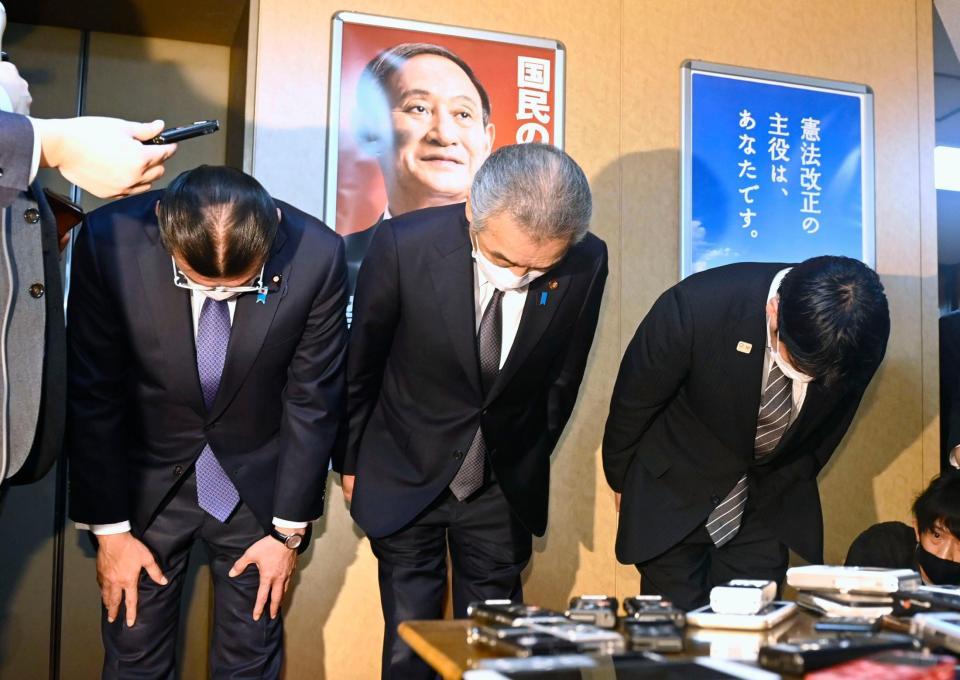 離党届を提出し、報道陣の前で頭を下げる自民党の（左から）大塚高司、松本純、田野瀬太道衆院議員＝東京・永田町の党本部