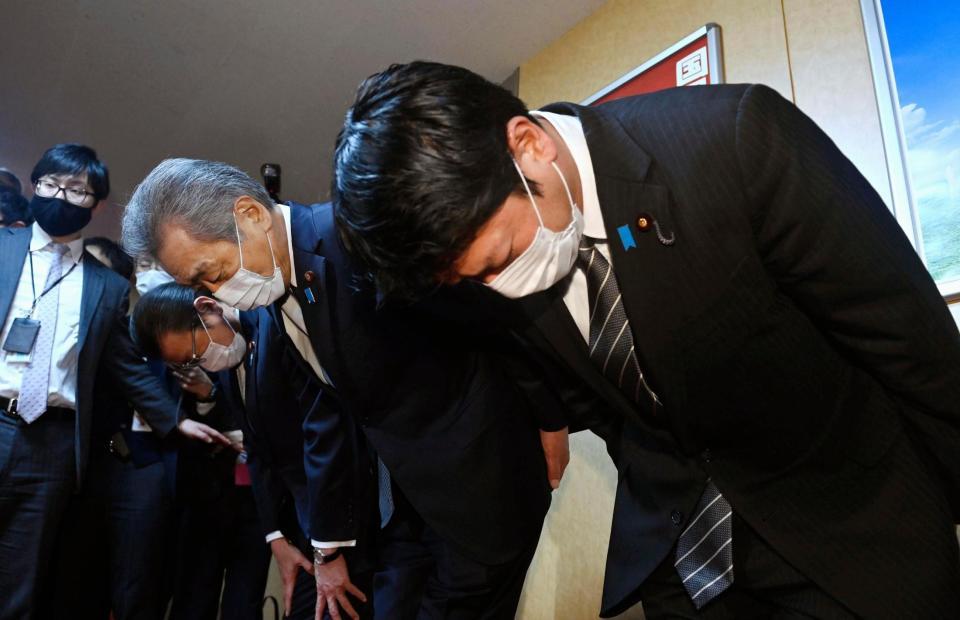 離党届を提出し、報道陣の前で頭を下げる自民党の（手前から）田野瀬太道、松本純、大塚高司衆院議員＝東京・永田町の党本部